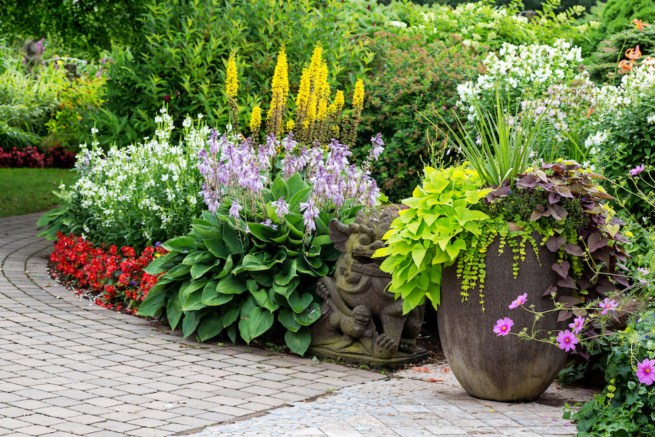How Landscaping Can Improve Curb Appeal and Attract Buyers